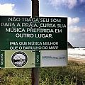 Placa na Praia Grande/SP alerta sobre som alto na areia
