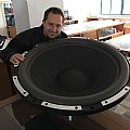 Hal dos Reis aparece em foto com subwoofer supostamente de 36 polegadas